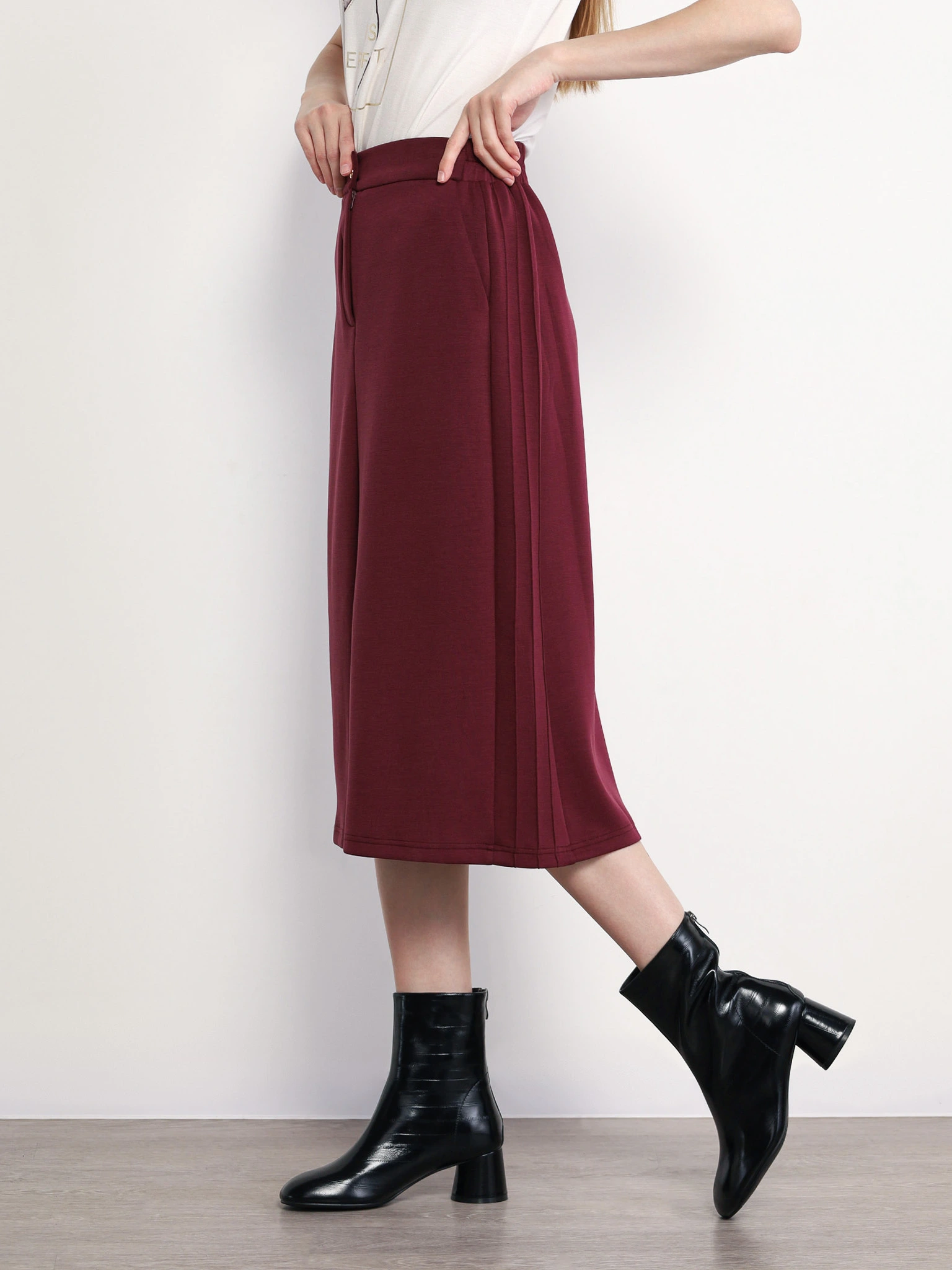 Юбка бордового цвета с эластичным поясом